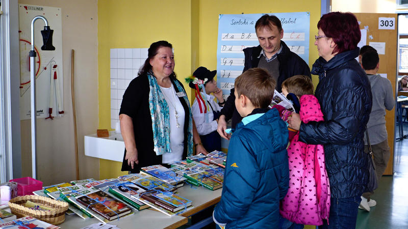 Die Sorbischschüler um Frau Rycer hatten für interessierte Besucher kleine Lesepäckchen geschnürt.