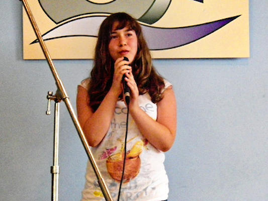 Mary-Ann Kursawe aus der 6b singt zur Eröffnung.