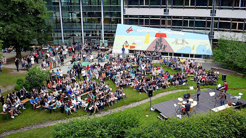 Zur Eröffnung versammelte sich die Schulgemeinde
