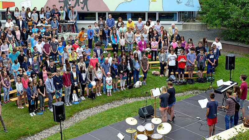 zu einem festlichen Gottesdienst im Innenhof,