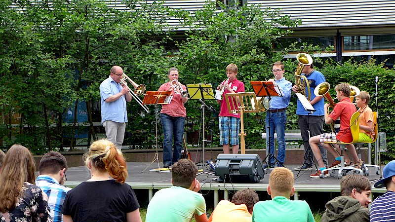 Der Schulposauenchor spielte mehrere Stücke.