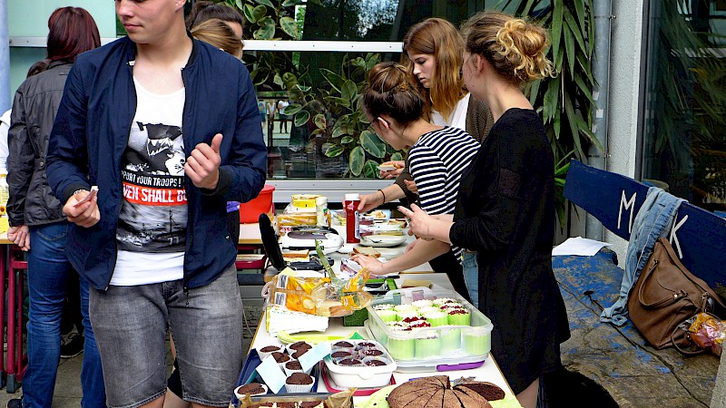 Der Kuchenstand war nur eins der zahlreichen kulinarischen Angebote.