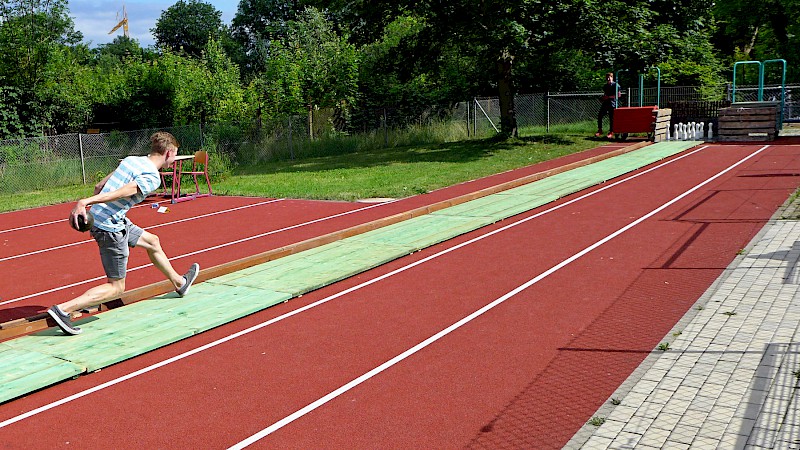 Neben und hinter der Turnhalle luden verschiedene Spiele zum Mitmachen ein. Kegeln,