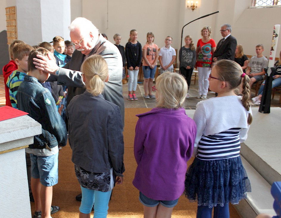 Gottesdienst zum Schuljahresbeginn: Segnung durch Superintendent i.R. Friedhart Vogel.