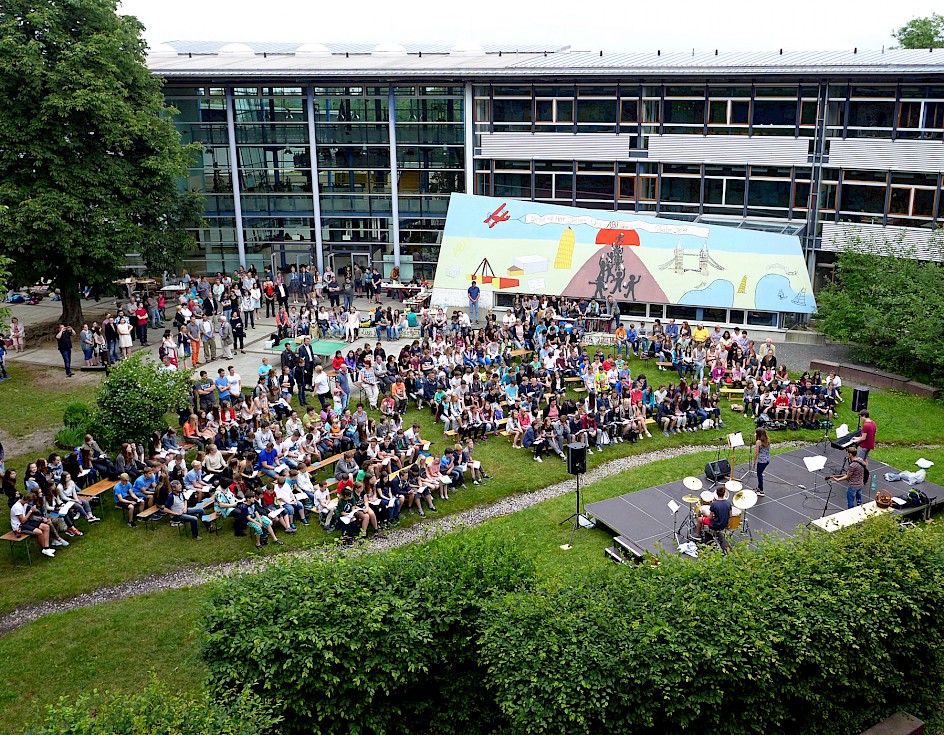 Gottesdienst im Innenhof zum Johannesfest.