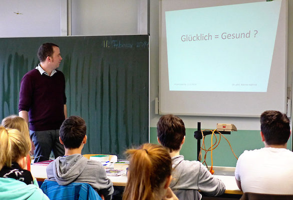 Herr Hähnel referierte zum Thema &quot;Gesund = glücklich?&quot; in den 9. Klassen und später in einem Elternabend.