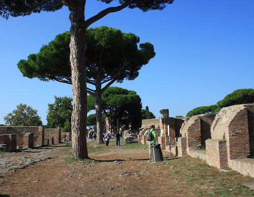 Durch die Straßen von Ostia Antica.