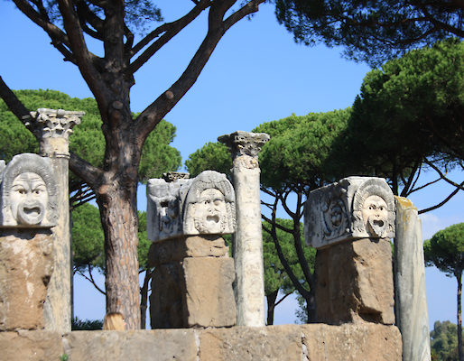 Theatermasken in Ostia.