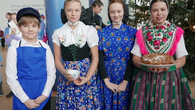 und die Sorbischschüler in ihren Trachten begrüßten die Gäste...