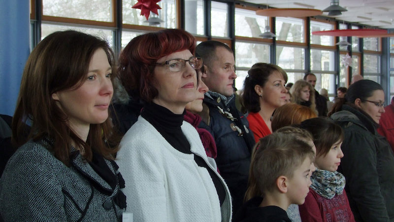 Geschäftsführerin Claudia Kockert und Leiterin der Oberschule Katrin Goering verfolgten den Auftritt der Sternsinger.