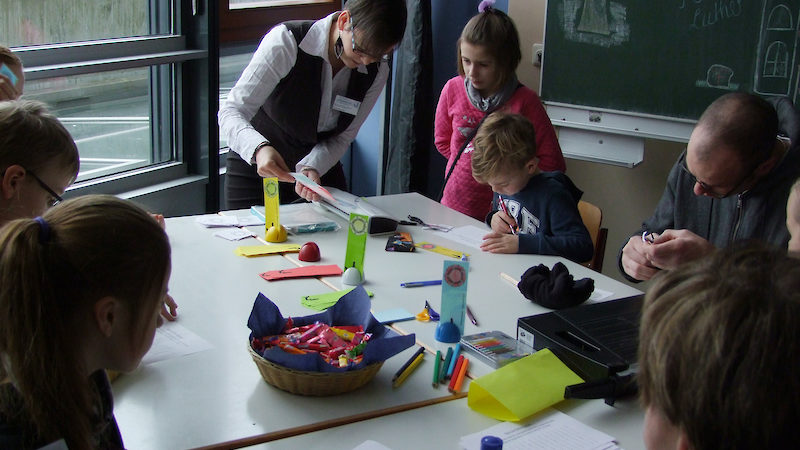 Lesezeichen selbst gestalten und herstellen war eins der Angebote im Raum 202.