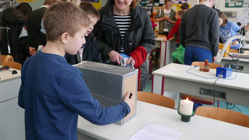 Viele spannende Versuche luden im Physikraum zum Mitmachen ein.