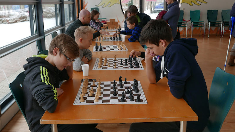 Die Schach-AG lud in der Mensa zu einer Partie ein.