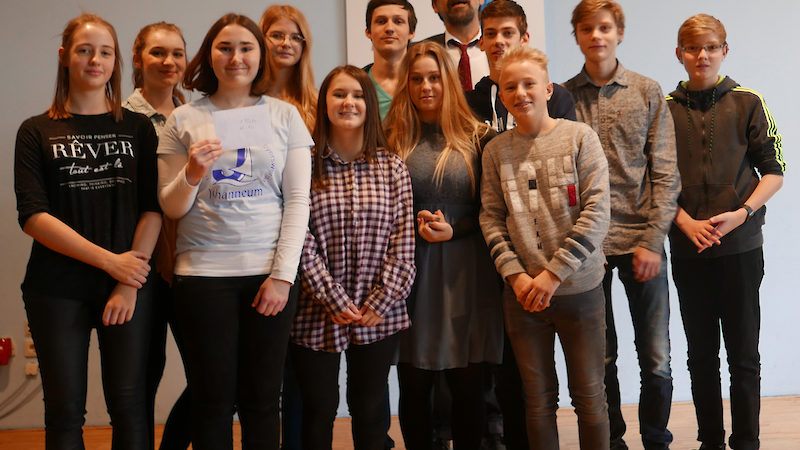 Die Gewinner des Schülerwettbewerbs "Eine neue HOFfnung" mit dem Vorsitzenden des Förderkreises Martin Bleidießel bei der Prämierung in der Aula.